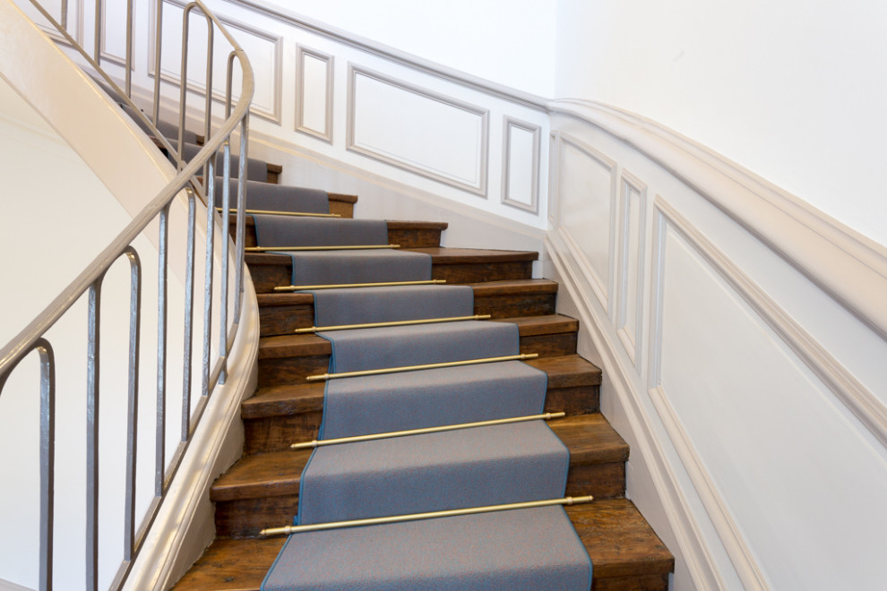 Стильный дизайн: огромная деревянная лестница в классическом стиле с деревянными ступенями и металлическими перилами - последний тренд