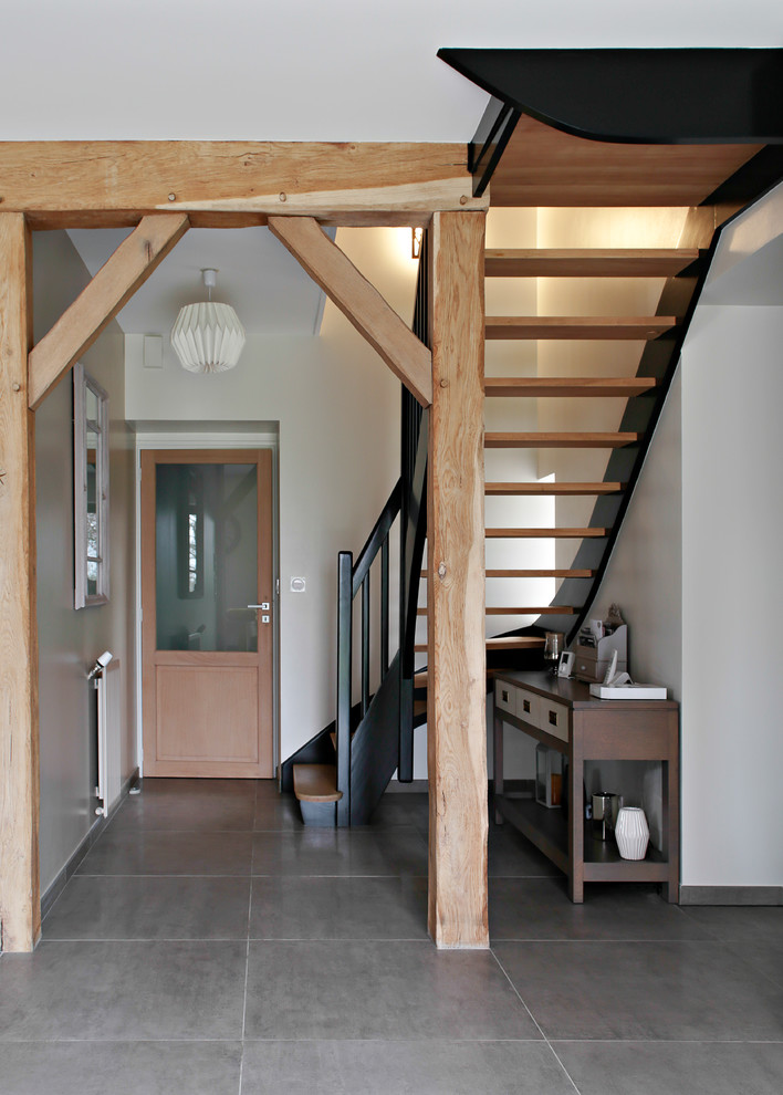 This is an example of a contemporary staircase in Rennes.
