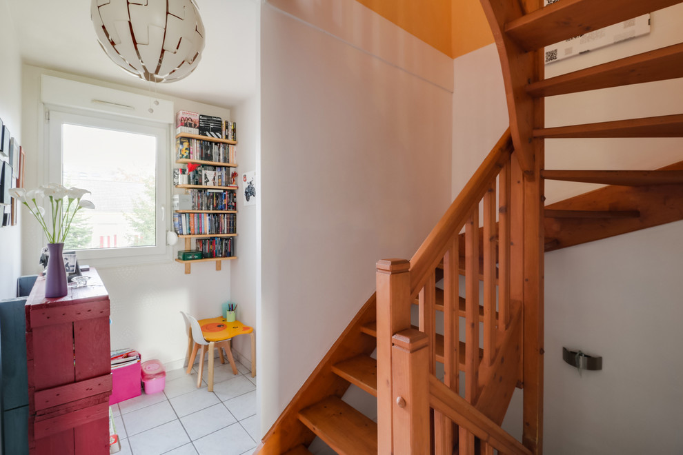 Cette photo montre un escalier sans contremarche tendance en U de taille moyenne avec des marches en bois et un garde-corps en bois.