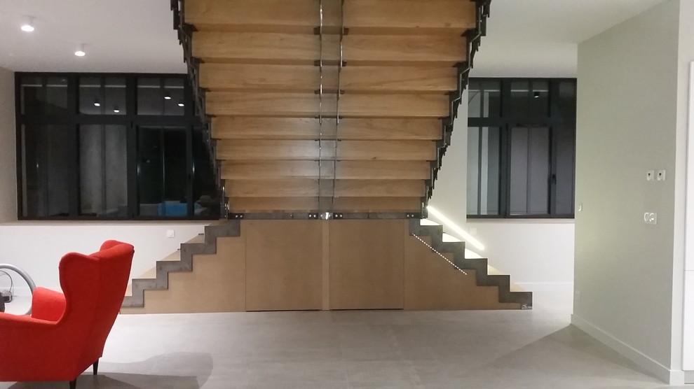 Источник вдохновения для домашнего уюта: большая прямая деревянная лестница в стиле лофт с металлическими ступенями и металлическими перилами