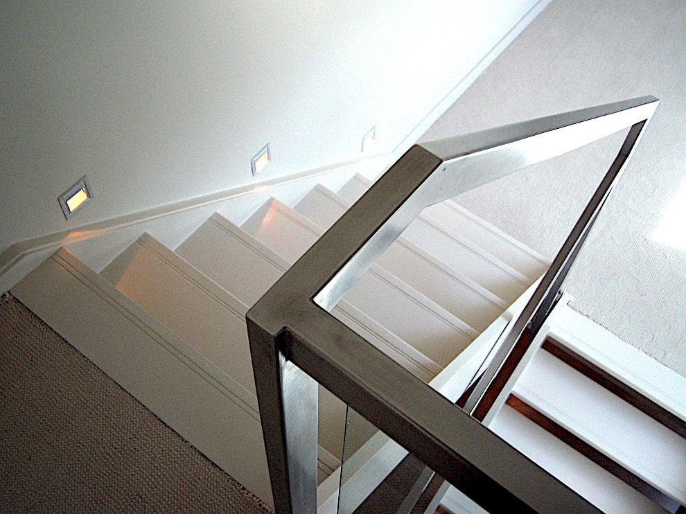 Modelo de escalera suspendida minimalista pequeña sin contrahuella con escalones de madera pintada y barandilla de metal