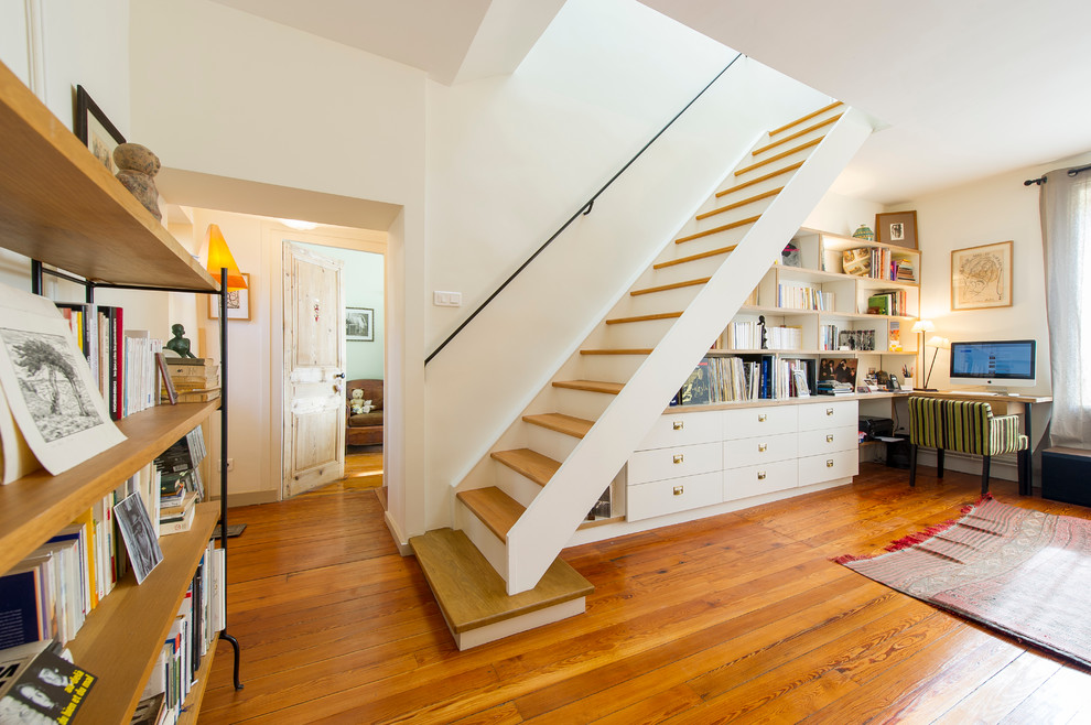 Свежая идея для дизайна: прямая лестница среднего размера в стиле кантри с деревянными ступенями, крашенными деревянными подступенками и кладовкой или шкафом под ней - отличное фото интерьера