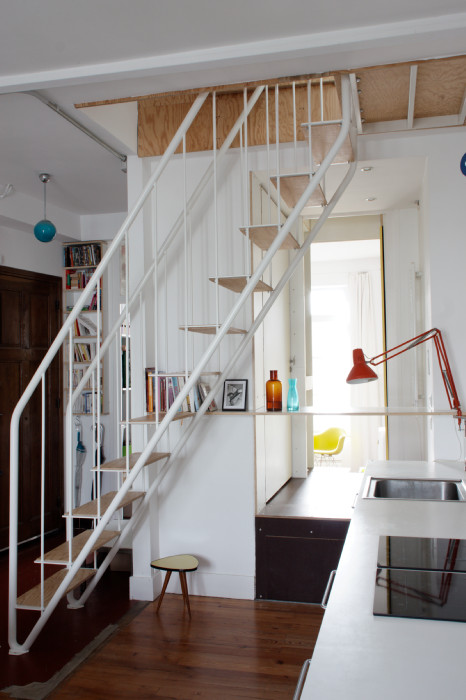 Exemple d'un petit escalier droit scandinave avec des marches en bois et un garde-corps en métal.