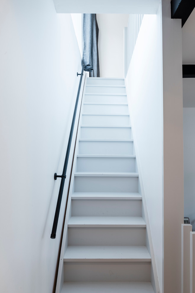 Modelo de escalera recta minimalista grande con escalones de madera pintada y contrahuellas de madera pintada