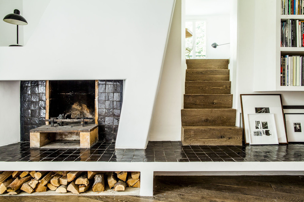 Ejemplo de escalera recta rústica de tamaño medio con escalones de madera y contrahuellas de madera