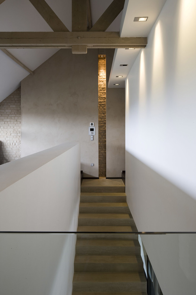 This is an example of a contemporary staircase in Lille.