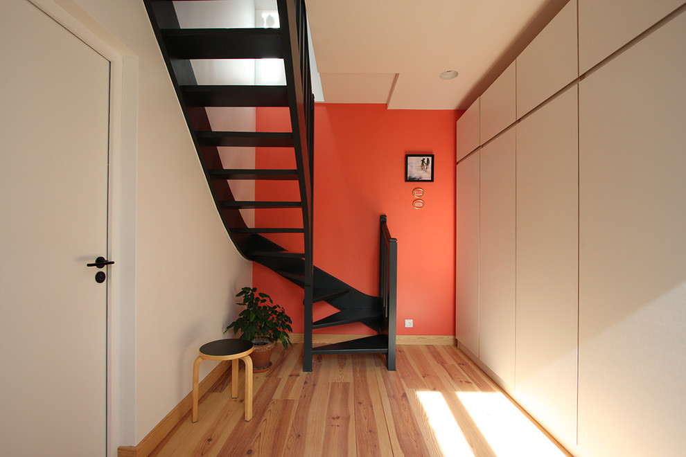パリにある高級な小さなコンテンポラリースタイルのおしゃれな階段 (木材の手すり) の写真