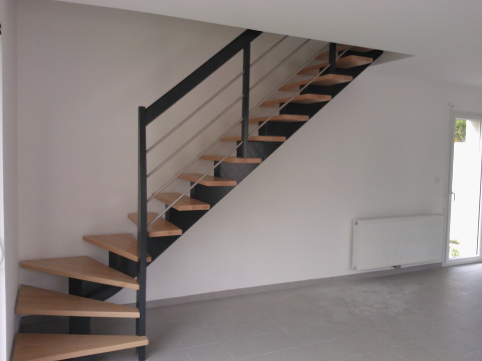 Escalier 1/4 tournant à limon central bois teinté gris anthracite et