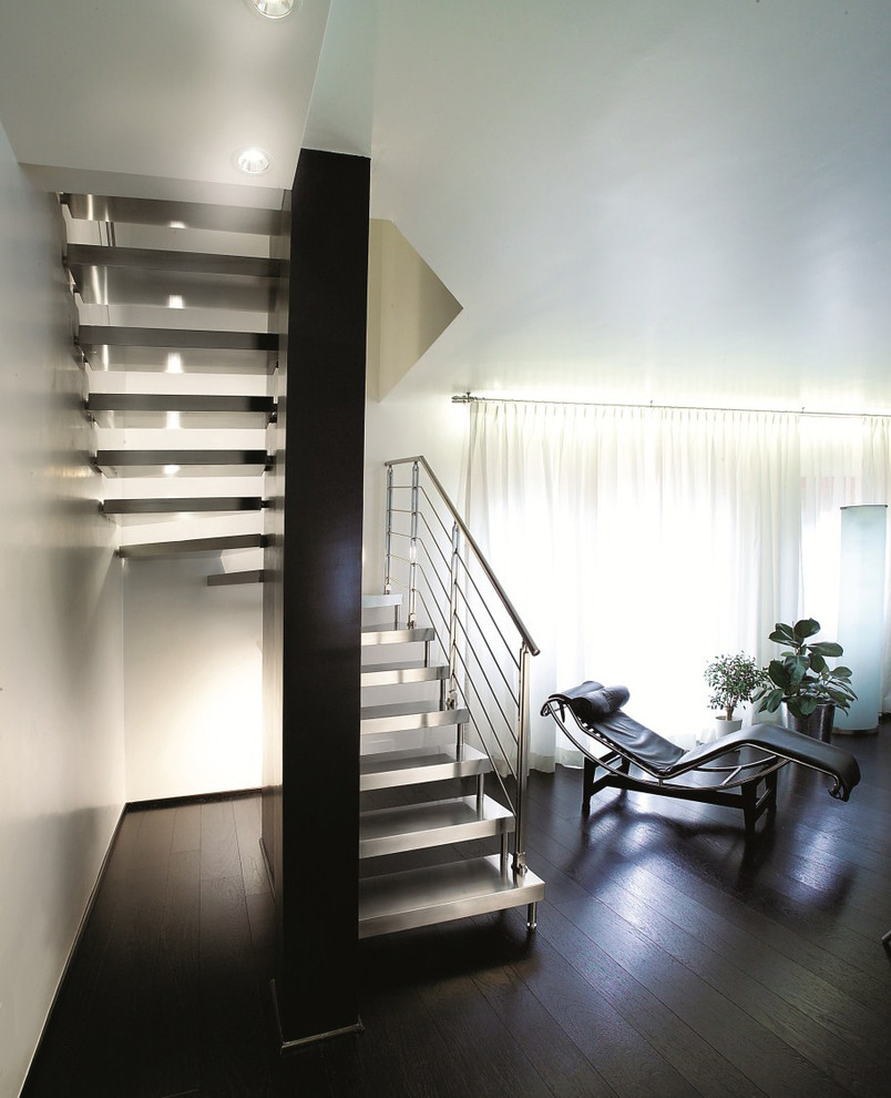 Imagen de escalera curva tradicional renovada de tamaño medio sin contrahuella con escalones de metal y barandilla de metal