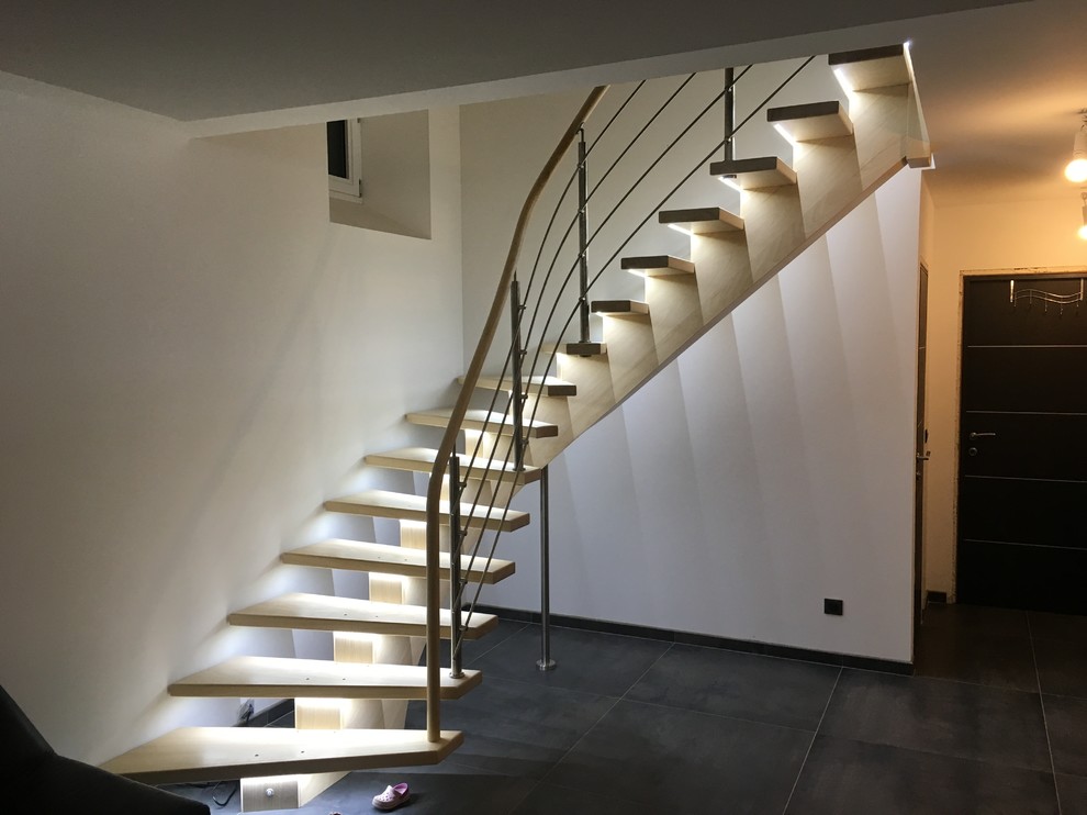 Idées déco pour un escalier courbe contemporain de taille moyenne avec des marches en bois peint et un garde-corps en matériaux mixtes.