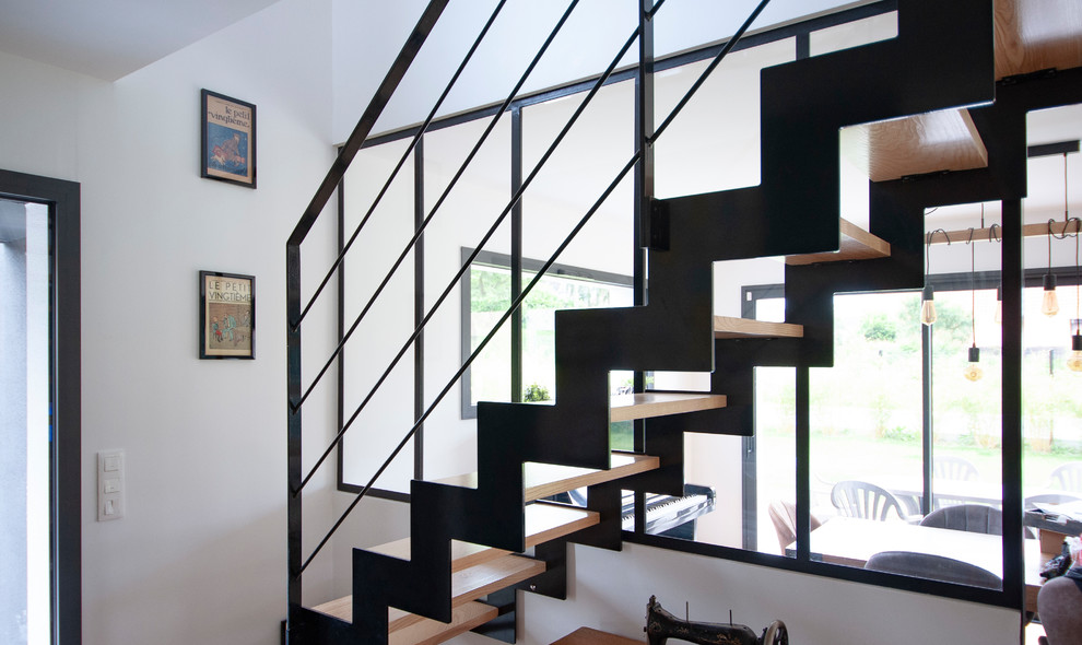 На фото: прямая лестница в современном стиле с деревянными ступенями с