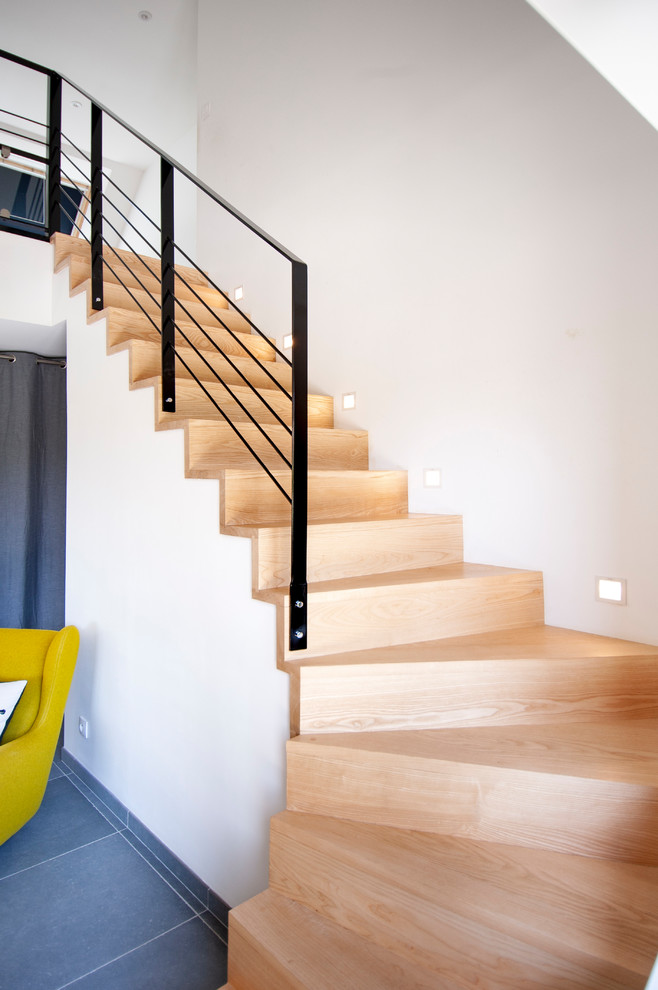 Moderne Holztreppe mit Holz-Setzstufen in Lille