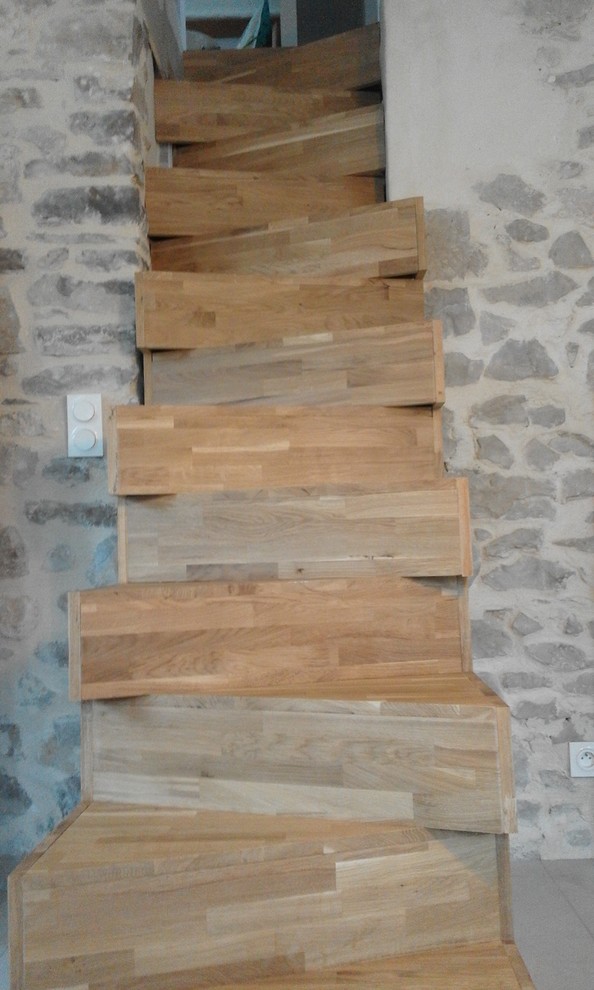 モンペリエにあるお手頃価格の中くらいなコンテンポラリースタイルのおしゃれな直階段 (木の蹴込み板) の写真