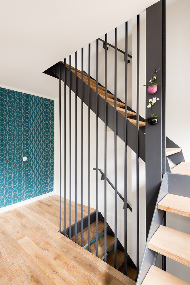 Idée de décoration pour un escalier sans contremarche design en L avec des marches en bois.