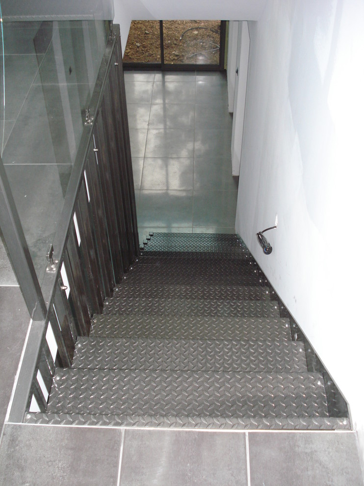 Exemple d'un escalier sans contremarche droit tendance avec des marches en métal.