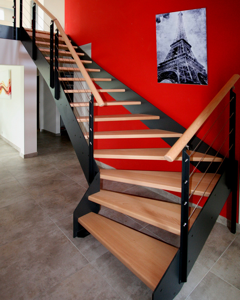 На фото: большая угловая лестница в современном стиле с деревянными ступенями с