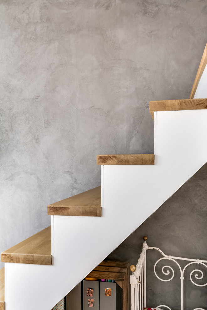 Réalisation d'un escalier peint droit nordique de taille moyenne avec des marches en bois.