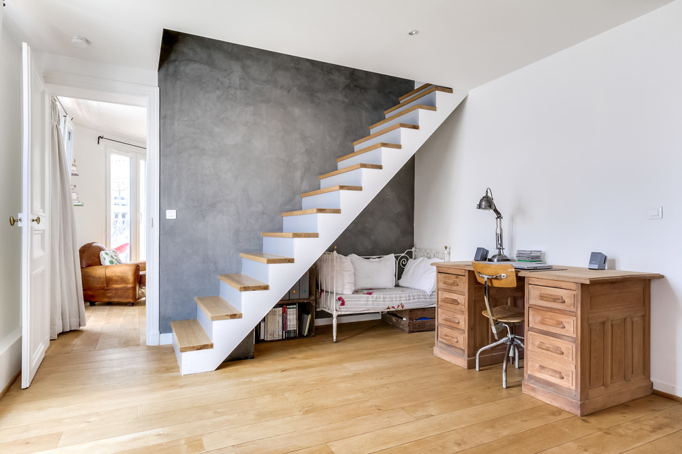 Foto de escalera recta escandinava de tamaño medio con escalones de madera y contrahuellas de madera pintada