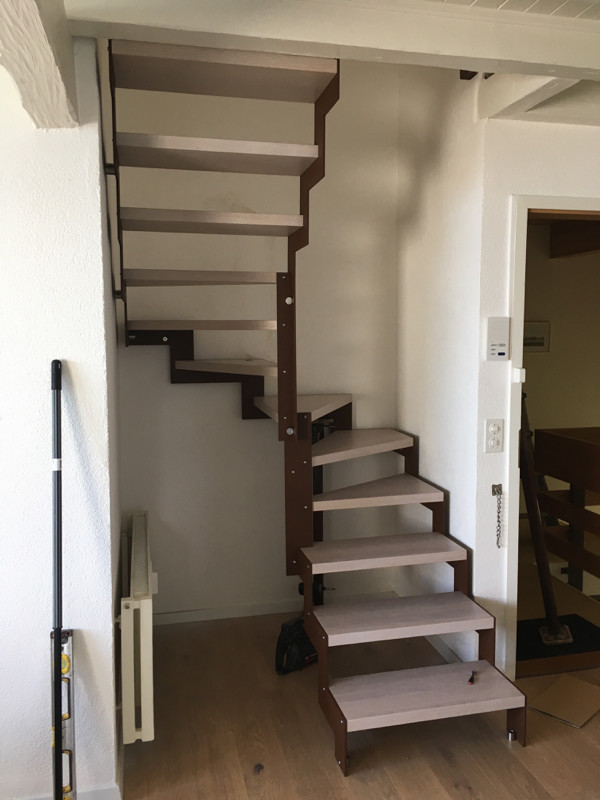 Exemple d'un petit escalier tendance en U avec des marches en bois.