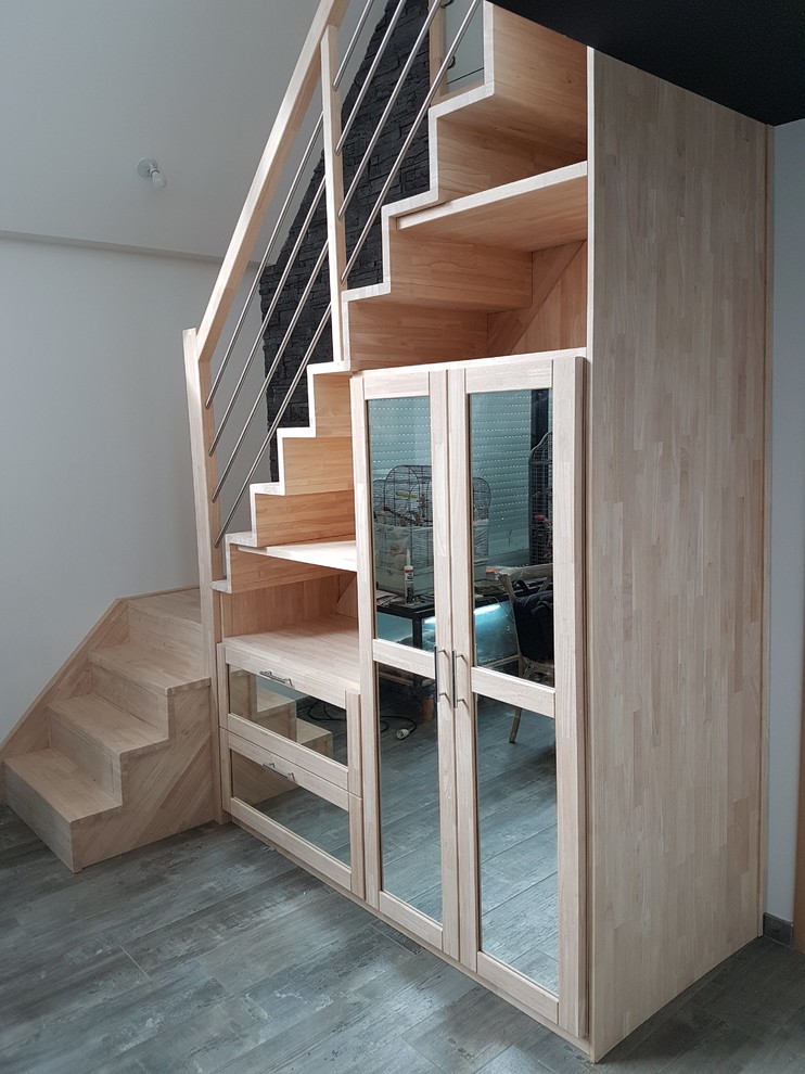 Modelo de escalera en L moderna de tamaño medio con escalones de madera, contrahuellas de madera y barandilla de varios materiales