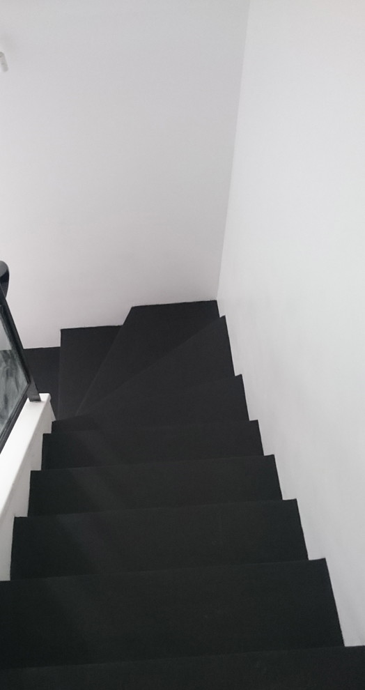 Exemple d'un escalier industriel en L et béton de taille moyenne avec des contremarches en béton.