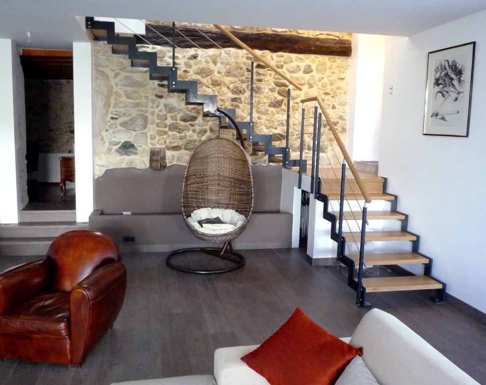 Imagen de escalera recta bohemia con escalones de madera