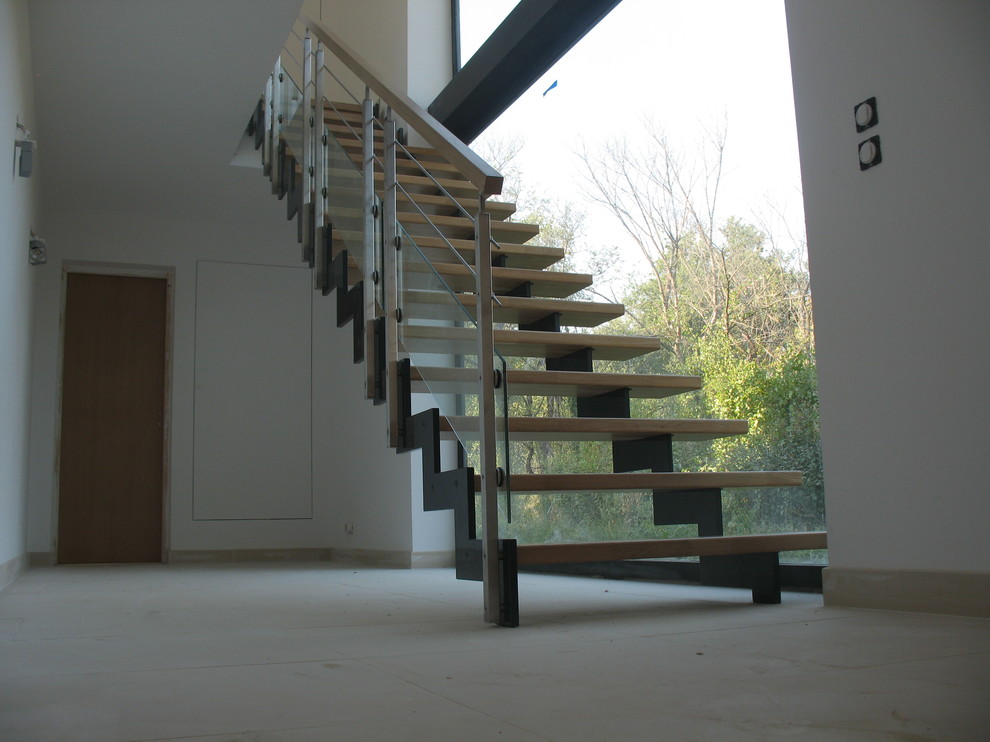 Aménagement d'un escalier droit contemporain avec des marches en bois.