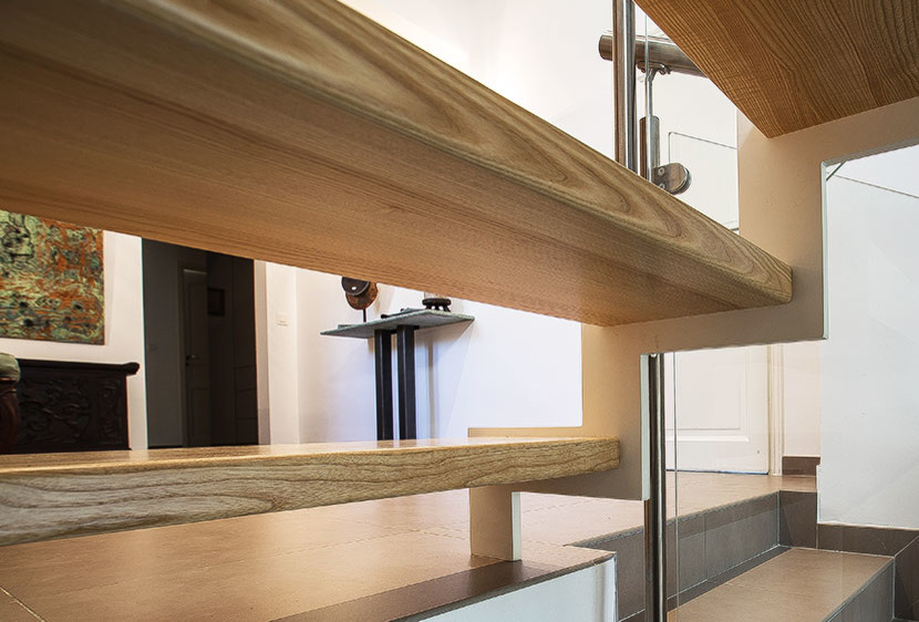 Стильный дизайн: прямая лестница в современном стиле с деревянными ступенями - последний тренд