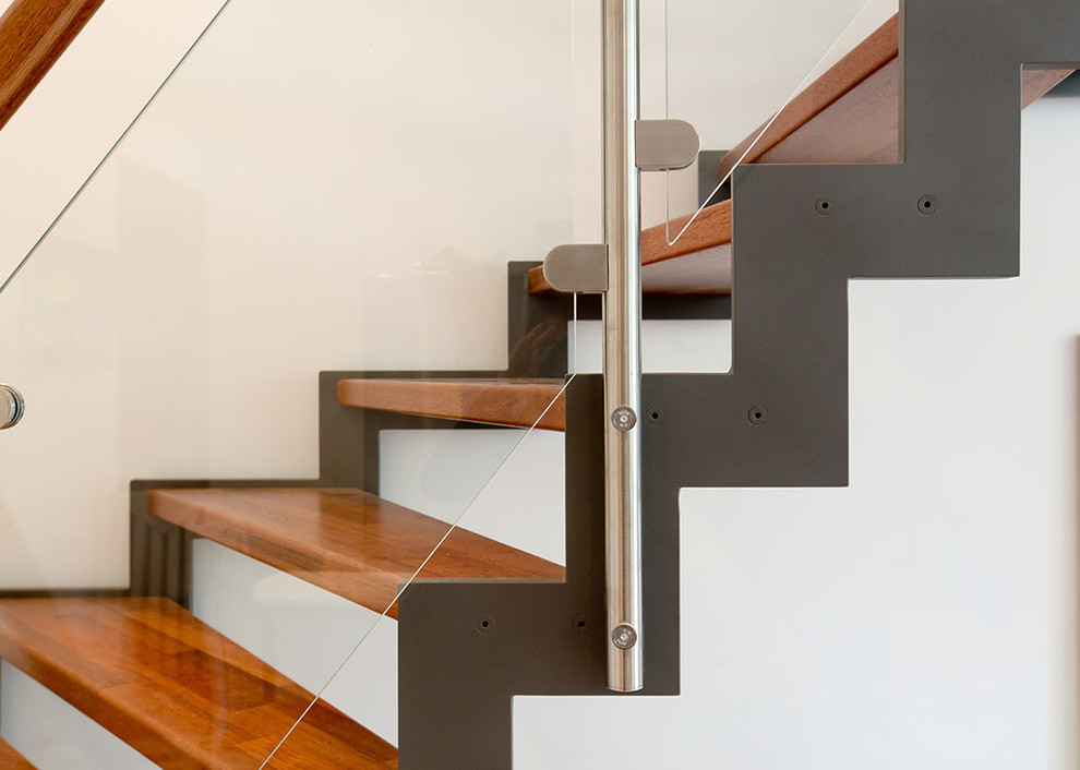 Inspiration pour un escalier design avec des marches en bois et éclairage.