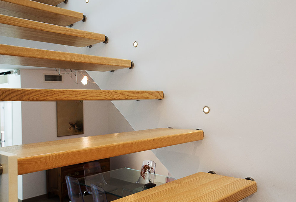 Cette image montre un escalier droit design avec des marches en bois.