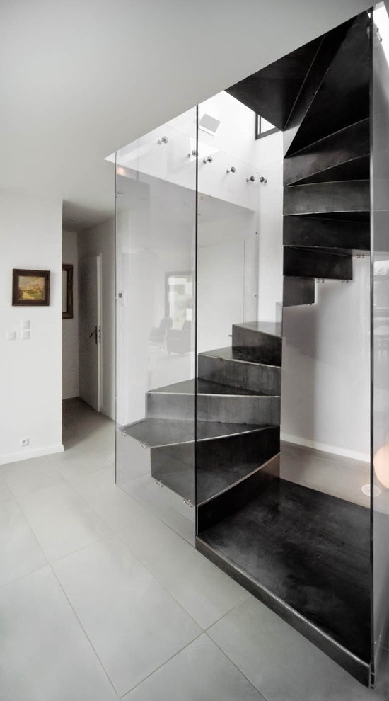 На фото: винтовая металлическая лестница среднего размера в современном стиле с металлическими ступенями с