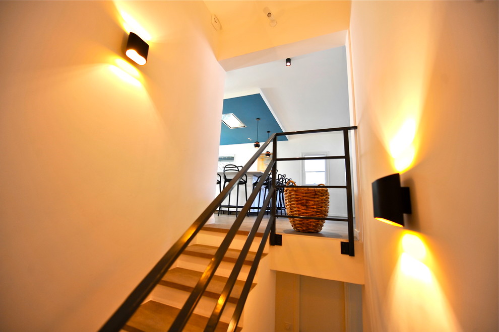 Mittelgroße Moderne Treppe in U-Form mit gefliesten Treppenstufen und Stahlgeländer in Nizza