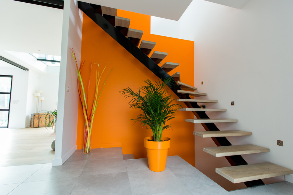 Diseño de escalera curva actual de tamaño medio con escalones de madera