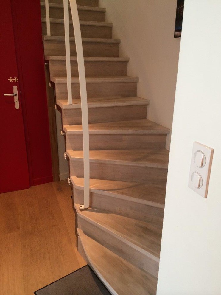 Gerade Moderne Treppe mit gebeizten Holz-Treppenstufen und gebeizten Holz-Setzstufen in Nantes