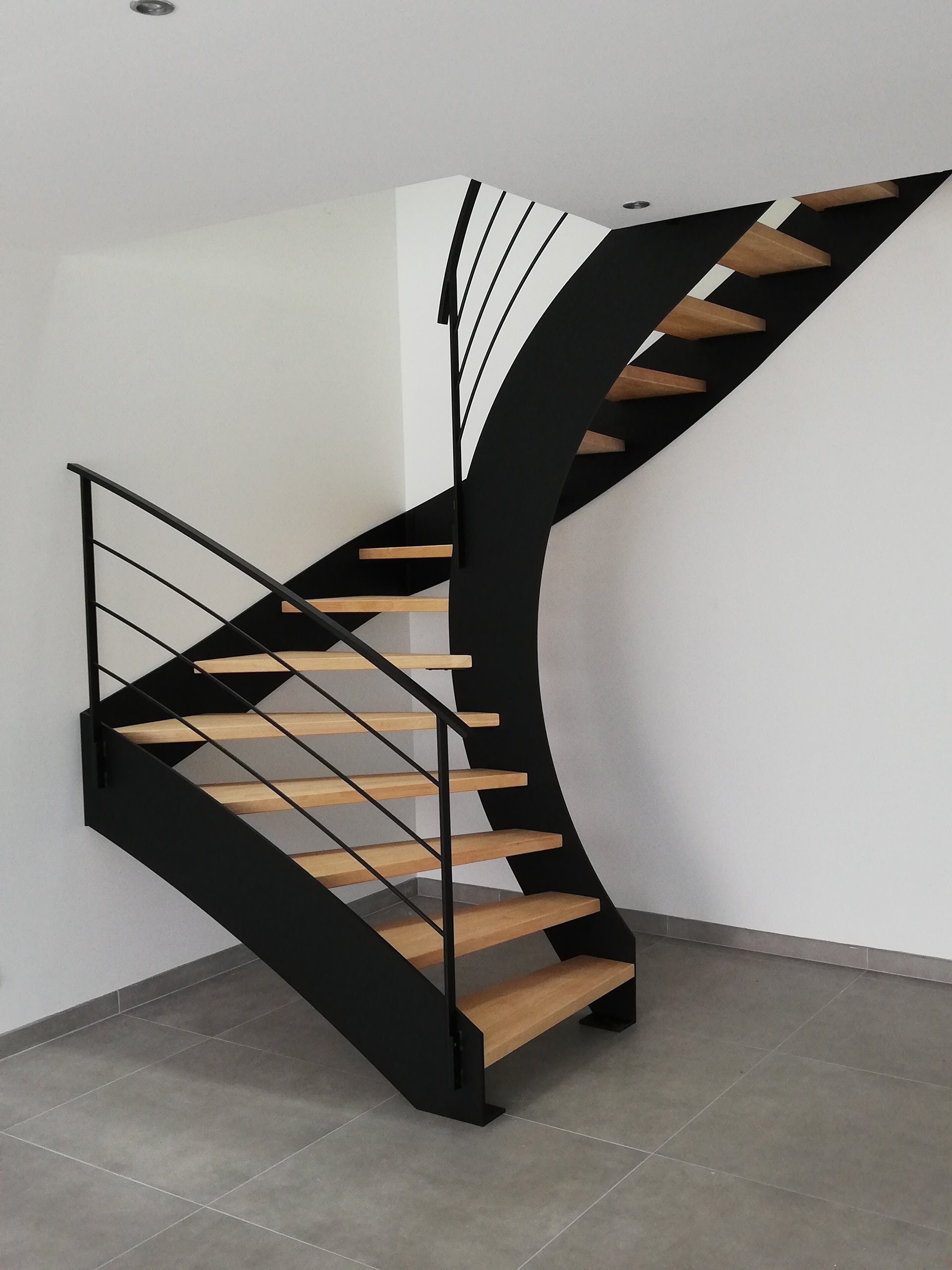 Escalier demi-tour limon découpe laser ep 12 avec marches bois. - Modern -  Staircase - Angers - by EURL MA METALLERIE | Houzz