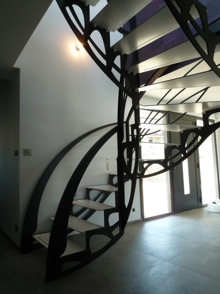 Example of a trendy staircase design in Paris