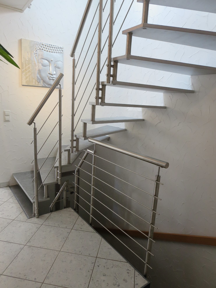 Cette photo montre un escalier industriel.