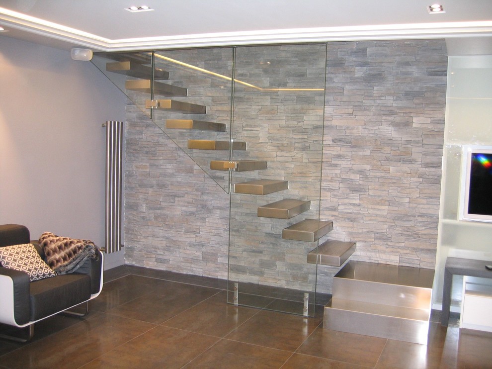 Inspiration pour un escalier sans contremarche droit minimaliste de taille moyenne avec des marches en métal et un garde-corps en verre.