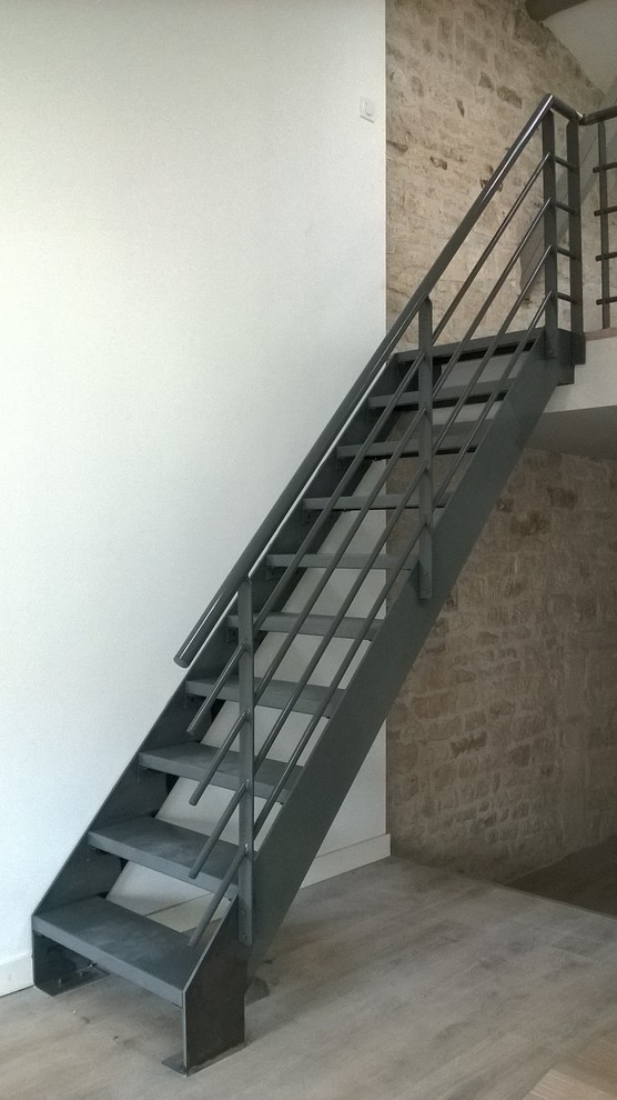 Inspiration pour un petit escalier sans contremarche droit urbain avec des marches en métal.