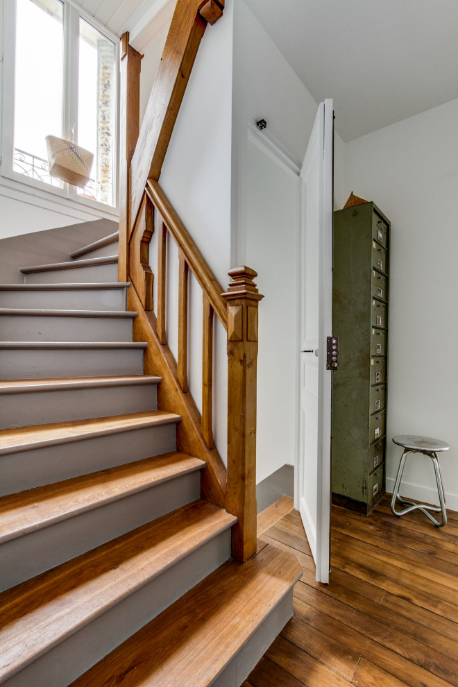 Источник вдохновения для домашнего уюта: п-образная лестница среднего размера в стиле неоклассика (современная классика) с деревянными ступенями, крашенными деревянными подступенками и деревянными перилами