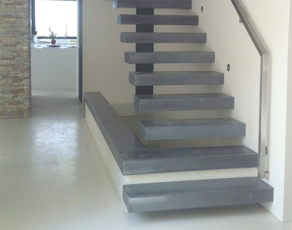 Exemple d'un escalier droit tendance en béton.