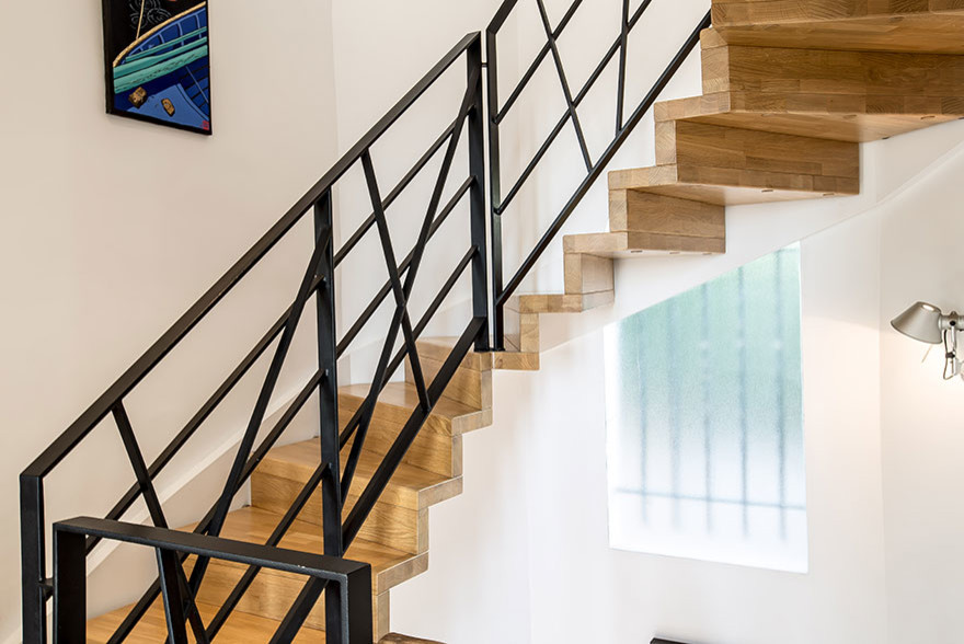 Cette photo montre un escalier tendance en U avec des marches en bois.