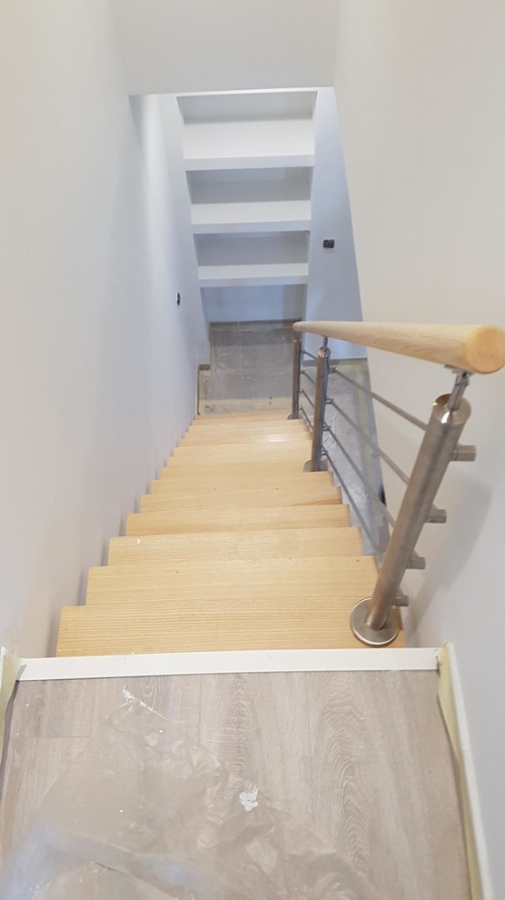 Imagen de escalera recta contemporánea de tamaño medio con escalones de madera