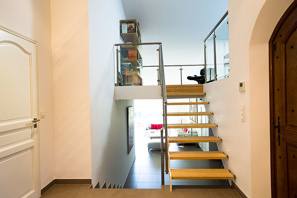 Imagen de escalera recta contemporánea con escalones de madera