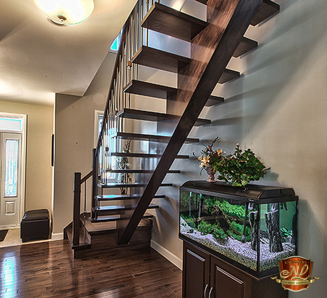 Escalier en merisier teint et vernis avec un limon central en bois — free download