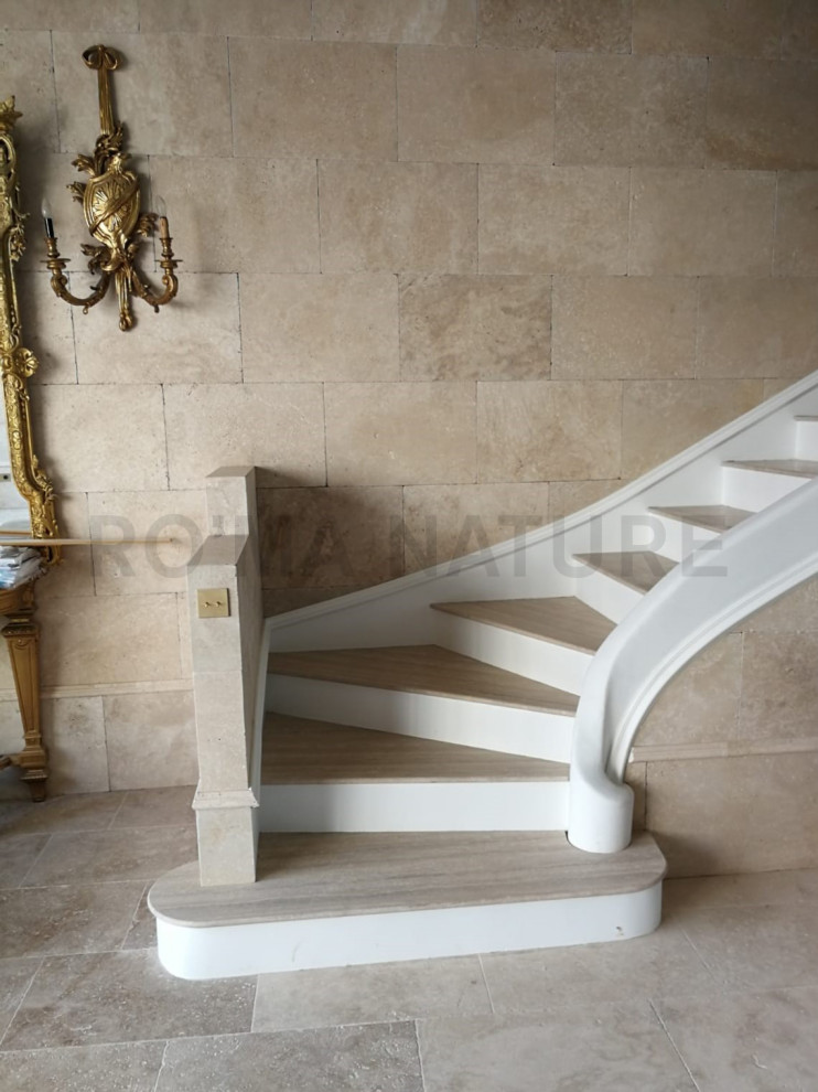 Ejemplo de escalera en L clásica con escalones de travertino