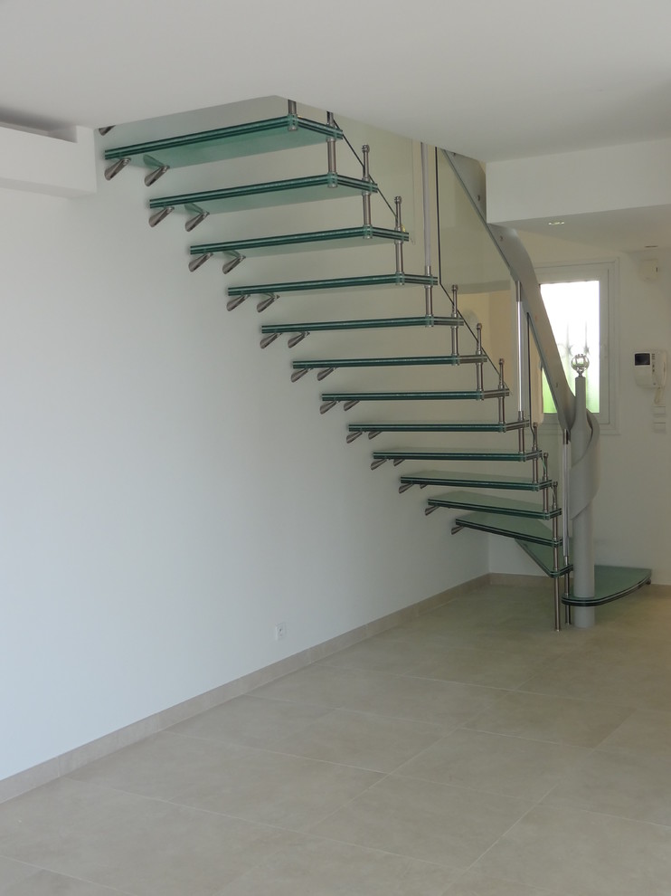 Cette photo montre un escalier tendance en L avec des marches en verre.