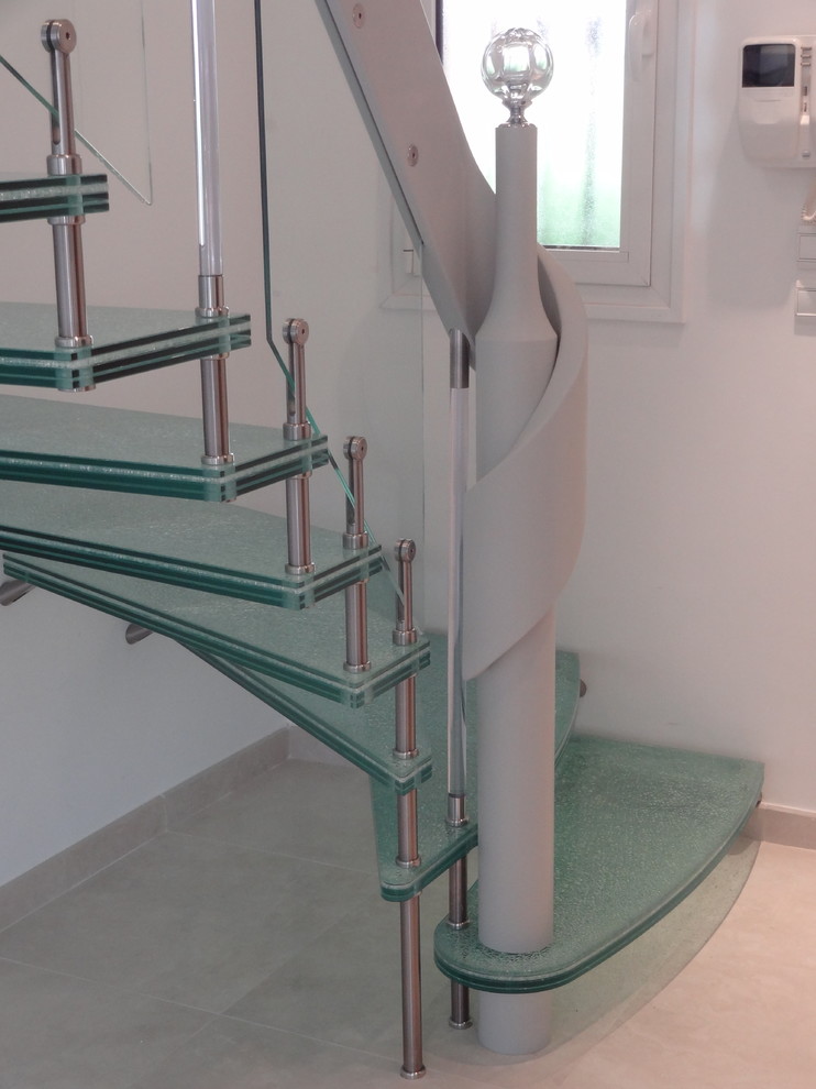 Moderne Glastreppe in L-Form in Nizza