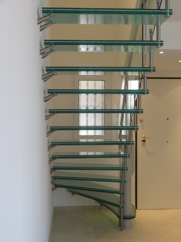 Стильный дизайн: угловая лестница в современном стиле с стеклянными ступенями - последний тренд