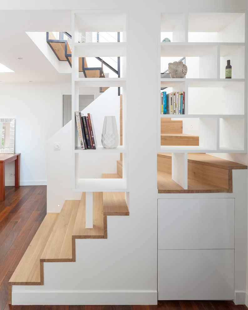 Moderne Holztreppe in U-Form mit Holz-Setzstufen und Mix-Geländer in Paris